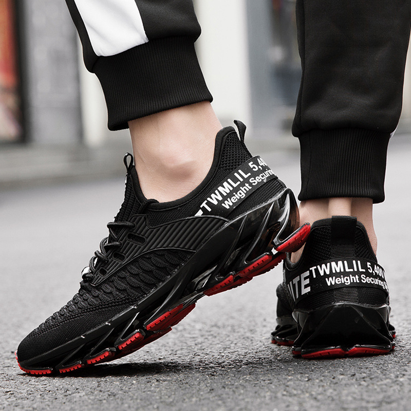 Zapatillas deportivas negras para hombre puestas, primer plano